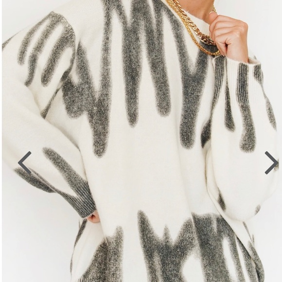 Verge Girl Along the sidewalk sweater - Picture 2 of 4